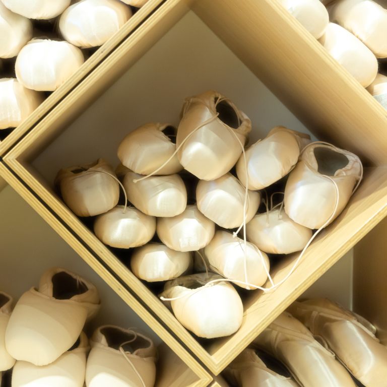 Regal voller weißer Spitzenschuhe/Balletschuhe